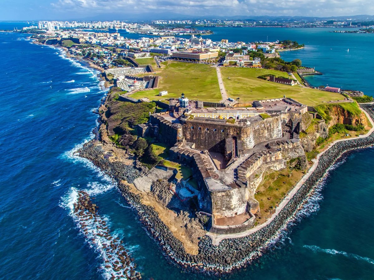 Castillo San Felipe del Morro junto al mar
