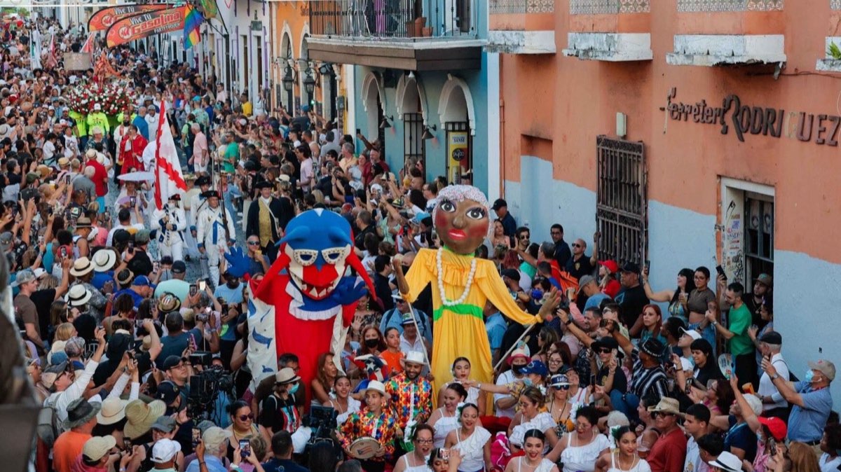 Multitud y artesanía durante las Fiestas de la Calle San Sebastián