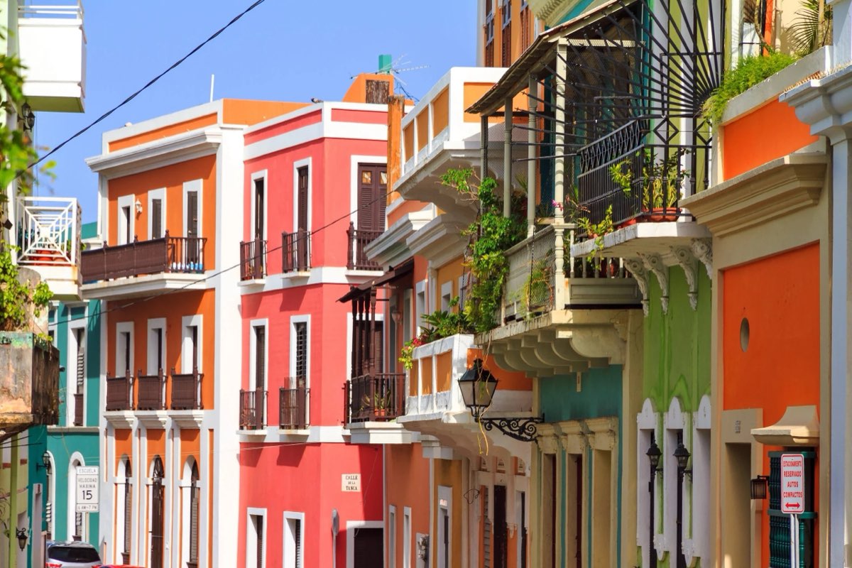 Calle adoquinada del Viejo San Juan con fachadas coloniales de colores